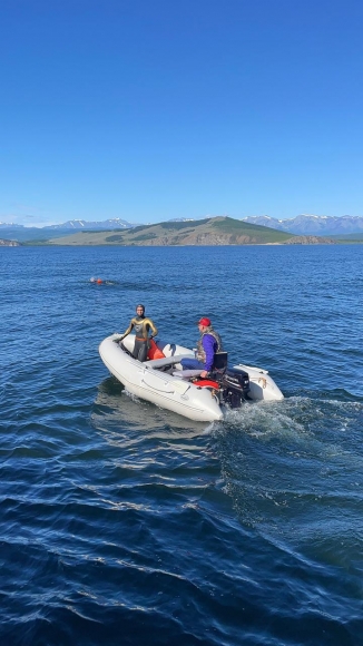 Байкал принял зимних пловцов: патриотический заплыв в честь 80-летия Победы в Великой Отечественной войне продолжается