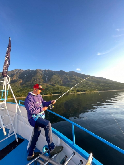 Байкал принял зимних пловцов: патриотический заплыв в честь 80-летия Победы в Великой Отечественной войне продолжается