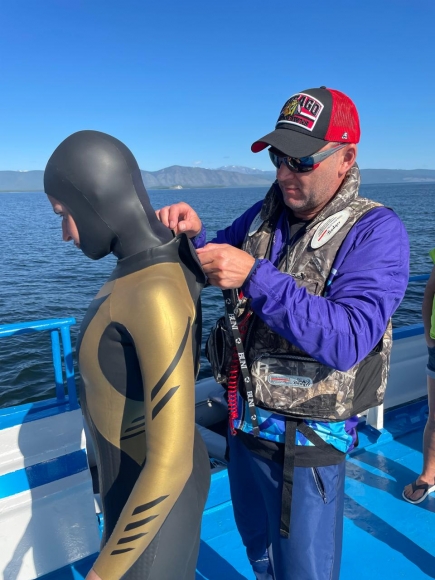 Байкал принял зимних пловцов: патриотический заплыв в честь 80-летия Победы в Великой Отечественной войне продолжается