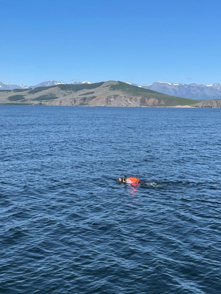 Байкал принял зимних пловцов: патриотический заплыв в честь 80-летия Победы в Великой Отечественной войне продолжается