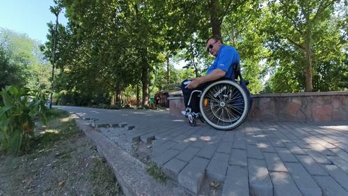 Крымский мост просит туристов не кучковаться по часам