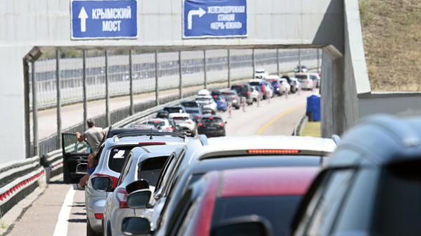 Более тысячи автомобилей ждут проезда у Крымского моста в направлении Крыма