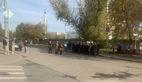 У мемориала погибшим у стен Белого дома состоялся памятный сход граждан